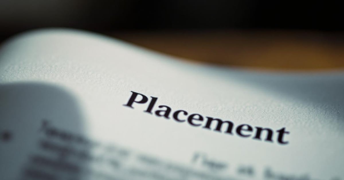 Gros plan de documents financiers montrant différents types de valeurs mobilières de placement