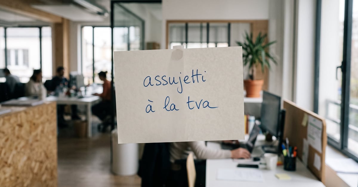 Assujetti à la TVA : document fiscal et calculatrice sur un bureau professionnel moderne